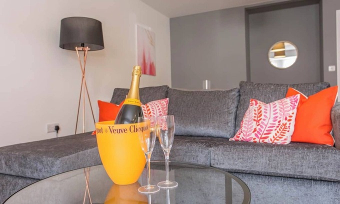 Cowley Apartment | Rana Ct 9 (Spires Suite) | 1 Bed 1st Floor Duplex Apt.