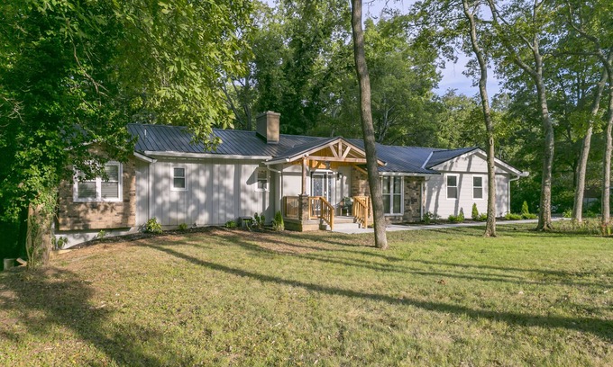 Madison House | RANCH BEAUTY- 5Bd/3Ba, King Beds, Mins to Broadway, Opry & Airport - Sleeps 12!