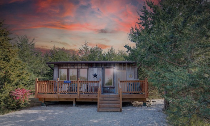 Ashland Cabin | Ranch Cabin w/Hot Tub. Communal Sleeping 2 Queen + Full Trundle. Pet Friendly!