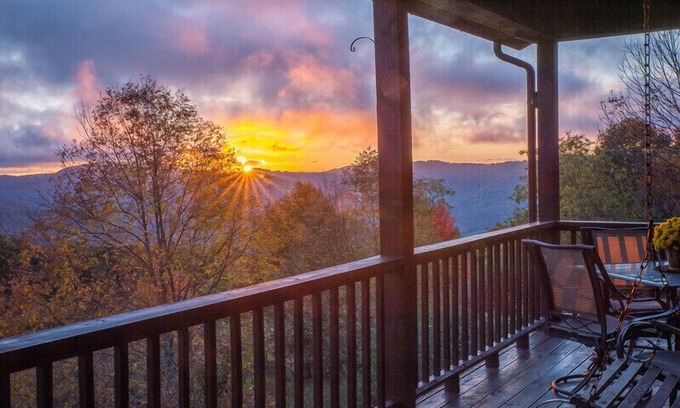 Dryfork House | Ranch Home w/Rolling Hill Views & Hot Tub