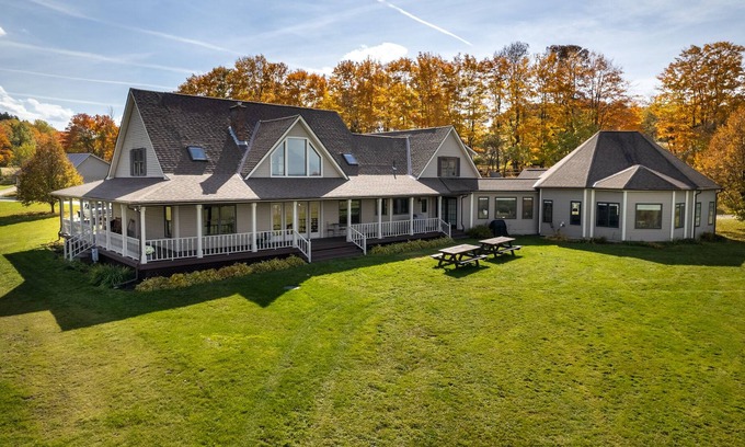 Greensboro House | Ranch living with breathtaking mountain views