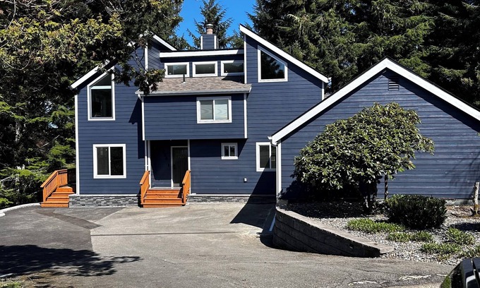 Reedsport House | Ranch Road Retreat 3 bd 2.5 bath Sleeps 6 Beautiful views.