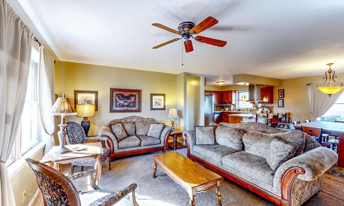 Eureka Springs House | Ranch-style home with grand views, giant yard, spa tub, firepit, & pool table