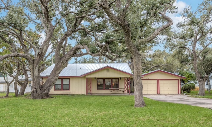 Fulton House | Ranch Style House 1/2 Block from Fulton Park & Fishing Pier on Aransas Bay.