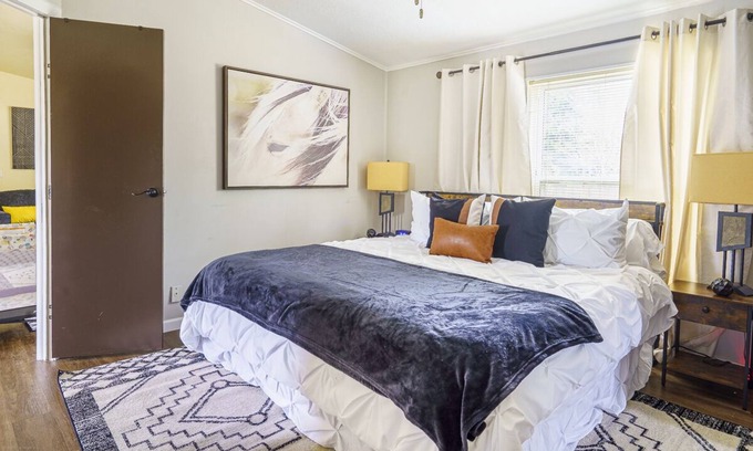 McKenna Apartment | Ranch Style*King Bed*Free Parking*Scenic*Relaxing
