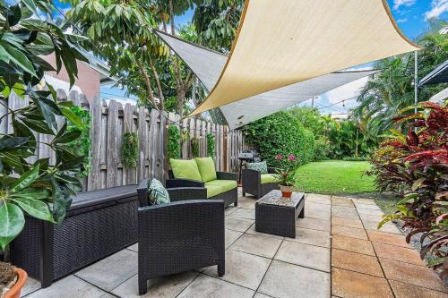 Lake Worth House | Ranch Style, King Bed, Guitar, BBQ- 1 Dollar rides to Beach & Downtown