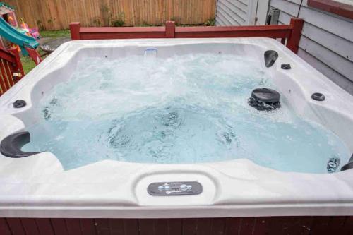 Rochester House | ~Ranch W/Hot Tub~ by Arprt/Dtwn/UofR/RIT W/AC