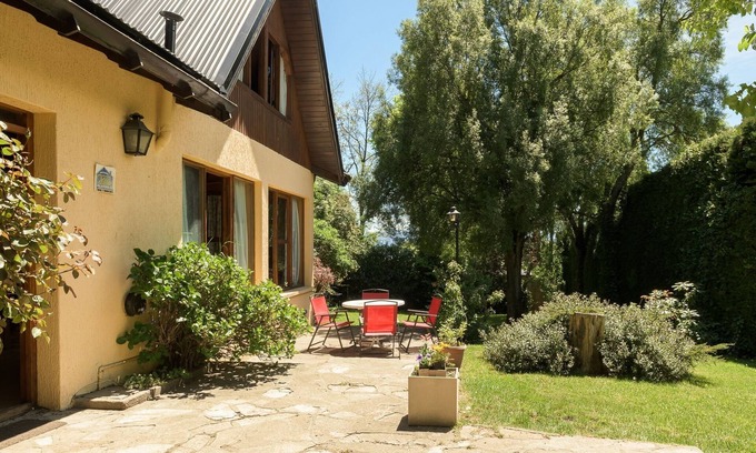 San Carlos de Bariloche Cabin | Rancho Grande.BBQ. Beautiful Yard. Family Freindly