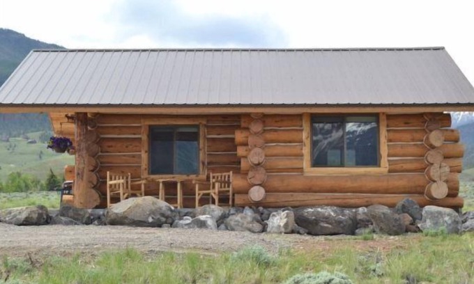 Wapiti Cabin | Rangers Cabin,- ideal couples retreat with pristine panoramic mountain views!