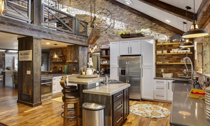 Shadow Mountain House | Ranked #1 by VRBO in Flagstaff for 4 years! AC, Pets and Hot Tub!