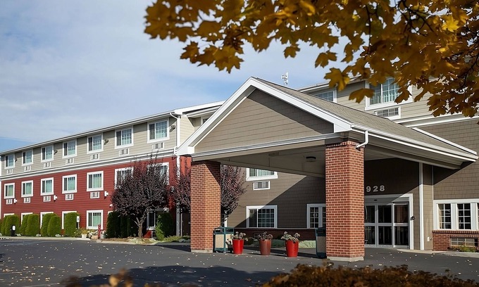 Pullman House | Rare Find! 2 Gorgeous Rooms, Pool, Free Breakfast, Near Downtown Main Street
