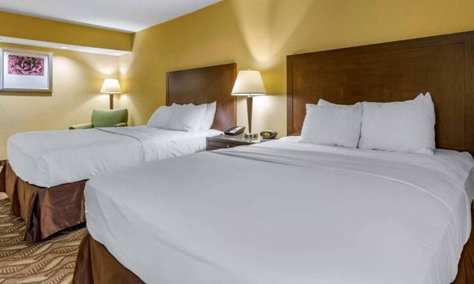 Roswell House | Rare Find! 4 Relaxing Units, Free Breakfast, Free Parking, Pet-friendly Property