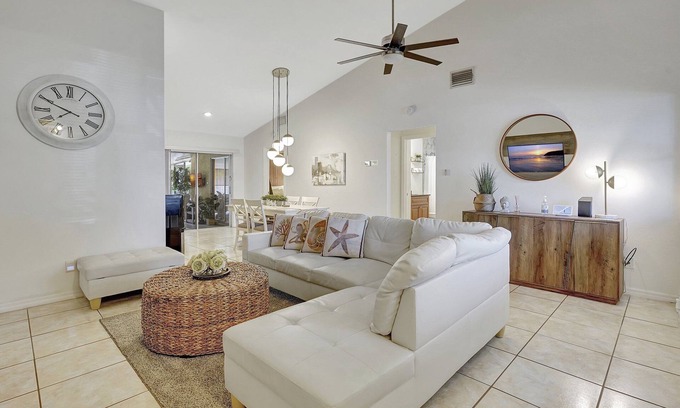 Fort Myers House | RARE FIND COASTAL COZY BRIGHT 2BR 2BATH HOME! 10MINS AWAY TO THE BEACH!