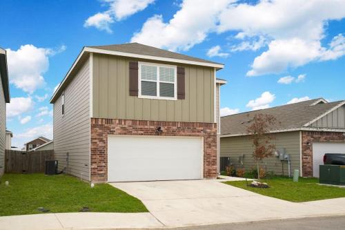 Medina Valley House | Rare Find Luxurious Home Sleeps 13 with Family Fun