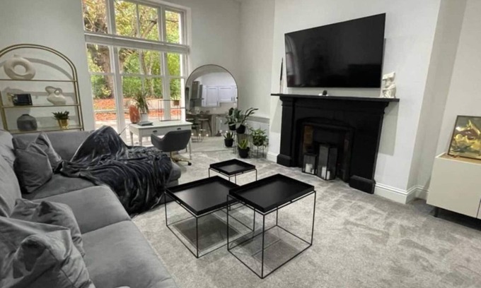 Sefton Park Apartment | Rare Find! | Near Sefton Park & Lark Lane | Free Off-Street Parking