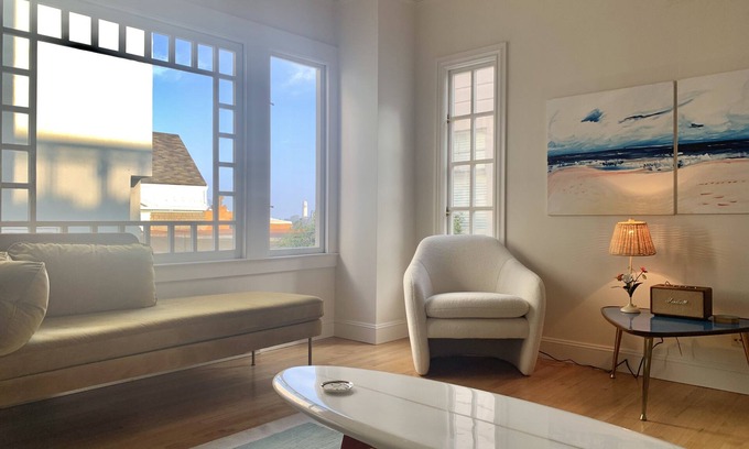Nob Hill Condo | Rare, gorgeous third floor apartment in mint condition atop Sacramento Street on Nob Hill (Parking Garage available across the street)