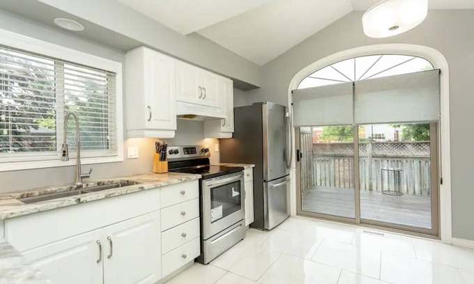 London Apartment | *Rare* Luxury Home w/Jacuzzi near UWO & Downtown