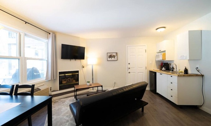 Dwight Apartment | Rare Muskoka Chalet Suite - B5