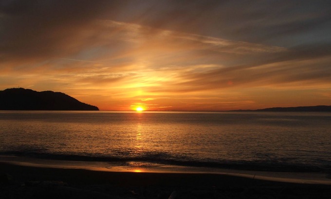 Port Angeles House | Rare Strait of Juan de Fuca no-bank water front, near mouth of Elwha River.