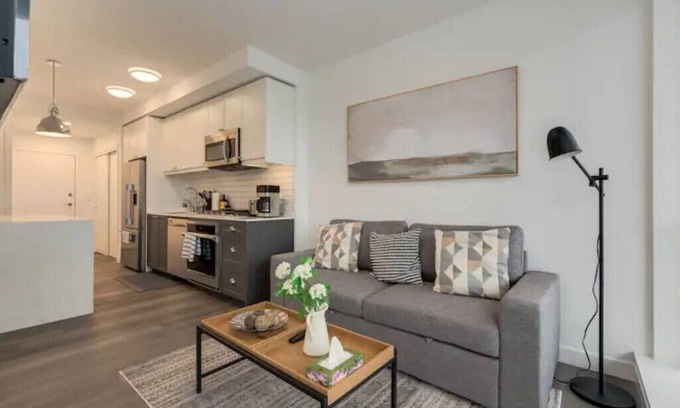 Sunnyside Condo | *Rare View* Amazing Condo in Trendy Kensington