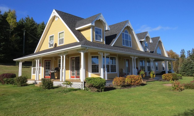 Anne's Land House | Rattenbury Hillside Escape