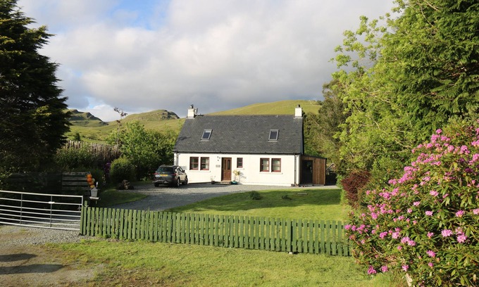 Isle of Skye Cottage | Raven Cottage in the beautiful Glen Eynort near carbost. 3 bedrooms, 6 people.