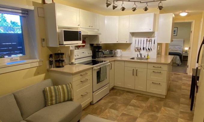 Colwood Apartment | Raven’s Nest – Cozy Lower One‑Bedroom Suite