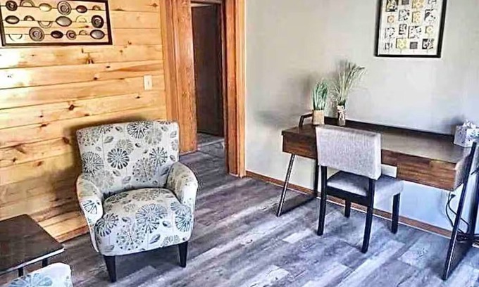 Westcliffe Hotel | Ravens Avenue 4rm Suite on Main, Fireplace &Dog Ok