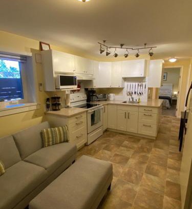 Colwood Apartment | Ravens Nest Cozy Lower One Bedroom Suite