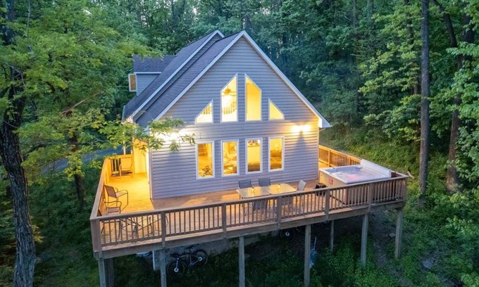 Montebello Cabin | Ravens Roost-mountain views, hot tub, fireplace