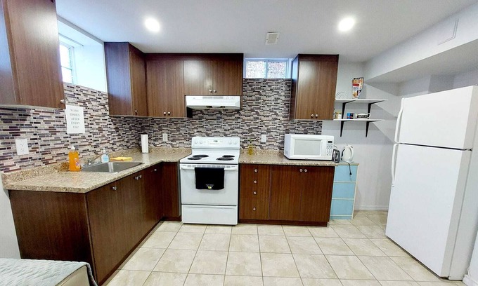 Brampton Apartment | Ravine Lot Spacious 2 Bedrooms + Den Legal Basement Apartment
