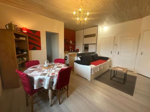 Saint Sever Apartment | Ravissant T2, Cl 3 étoiles, 3 pers et 1 enf , 3 lits, parking et patio