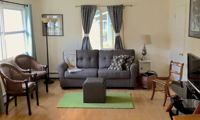 Mendenhall Valley House | Raw Gold - Affordable, Near Mendenhall Glacier, Trails, and Conveniences - DISCOUNTS ON TOURS!