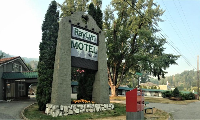 Trail Hotel | Ray Lyn Motel