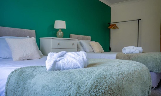Peterborough House | Raymond James Accommodation, sleeps up to 7, free parking, full amenities and garden