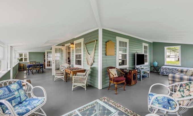 Pearl Beach House | Rays On The River: Fall Colors & Cozy Riverfront Vibes – Your Perfect Escape!