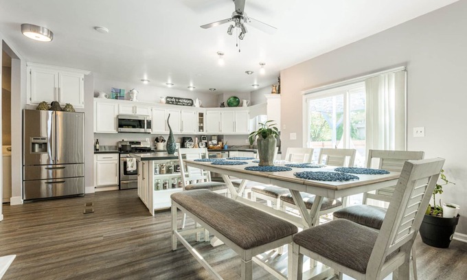 Bolingbrook House | Re-Designed, Cosmos Retreat, King Bed, Hot Tub, WiFi, Large TVs, Spacious & Calm
