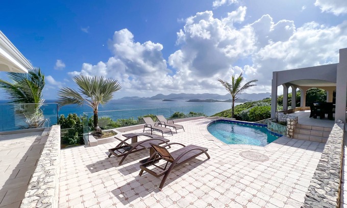Les Terres Basses Villa | Renovated villa, a haven of peace with an exceptional view, 1 min from the beach