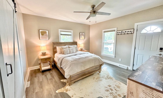 Redwood Cottage | Reagan’s Retreat~ Farmhouse Cottage on 45 acres~Hot Tub, Fire Pit