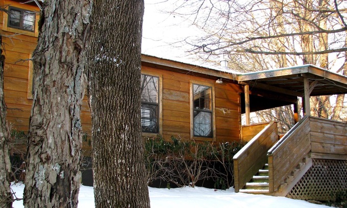 Altamont Cabin | Real Logs-1BR, sleeping loft & futon-sleeps 6. Riverside w/Hot Tub