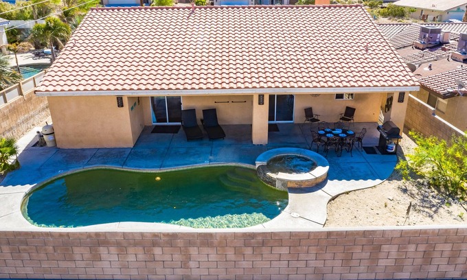 Desert Hot Springs House | ⛱Real Mineral Water Hottub+Pool⛱Game Room💜Purple Sleep Experience💜420/PET OK
