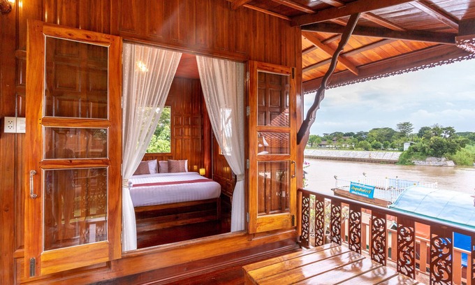 Ayutthaya Cabin | Real Thai Teak House on the River with king bed and nice garden
