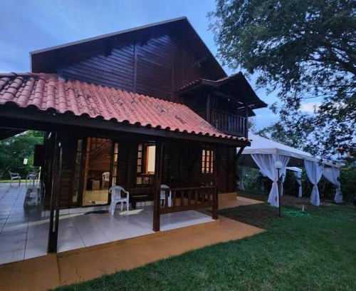 Tres Ranchos House | Recanto Áquila - Chalé de Madeira a beira do Lago