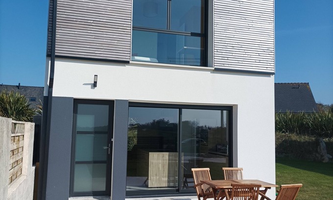 Plouguerneau House | Recent house facing the dunes and Grève Blanche beach, at the foot of the GR34.