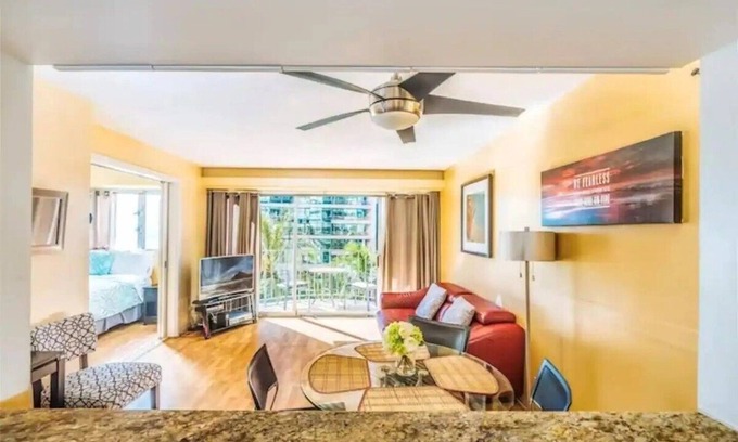 McCully - Moiliili Apartment | Recent RENO! Fits 6, FREE parking