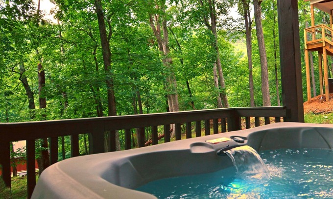 Massanutten Ski Chalet | Recently Refreshed 5BR | Game Room | Fire Table | Hot Tub | 3 Mins From Slopes