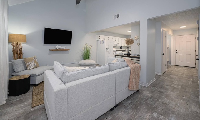 Bel Air House | ~Recently Remodeled/Near Beach & Great Attractions in Quiet Residential Area~