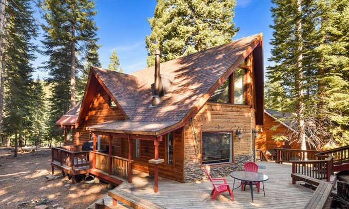Kingswood Estates House | Recently remodeled Modern Retreat | Large Deck w/ Grill | 10 min to Beach
