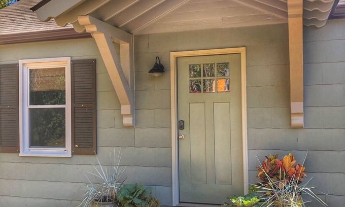 Martha Jefferson Cottage | Recently Renovated Humble House
