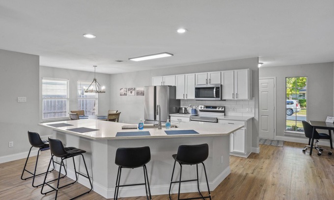 McKinney House | Recently Renovated Bright and Comfy 3BR 2BA, centrally located in West Mckinney